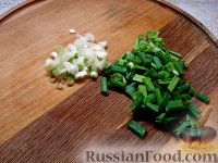 Фото приготовления рецепта: Яичный салат с сельдереем, оливками и беконом - шаг №5