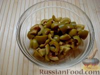 Фото приготовления рецепта: Яичный салат с сельдереем, оливками и беконом - шаг №6