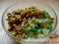 Фото приготовления рецепта: Яичный салат с сельдереем, оливками и беконом - шаг №8