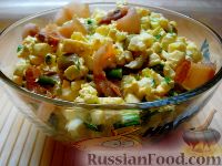 Фото приготовления рецепта: Яичный салат с сельдереем, оливками и беконом - шаг №10