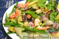 Фото к рецепту: Салат из морепродуктов, с огурцами, рукколой и оливками