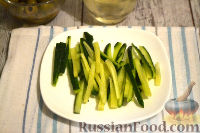 Фото приготовления рецепта: Салат из морепродуктов, с огурцами, рукколой и оливками - шаг №3
