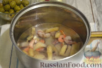Фото приготовления рецепта: Салат из морепродуктов, с огурцами, рукколой и оливками - шаг №4