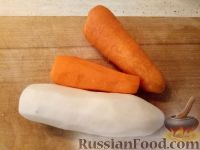 Фото приготовления рецепта: Салат из редьки и моркови - шаг №2