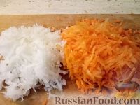 Фото приготовления рецепта: Салат из редьки и моркови - шаг №3