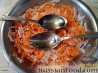 Фото приготовления рецепта: Салат из редьки и моркови - шаг №4