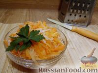 Фото приготовления рецепта: Салат из редьки и моркови - шаг №5