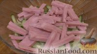 Фото приготовления рецепта: Салат с черносливом и ветчиной "Дамский каприз" - шаг №4