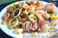 Фото к рецепту: Салат из морепродуктов, с фасолью, кукурузой и каперсами