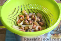Фото приготовления рецепта: Салат из морепродуктов, с фасолью, кукурузой и каперсами - шаг №3