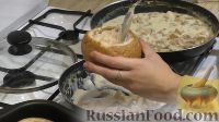 Фото приготовления рецепта: Сытный жульен в булочке - шаг №10