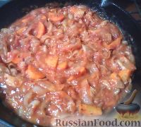 Фото приготовления рецепта: Скумбрия в томатном соусе - шаг №4