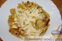 Фото приготовления рецепта: Салат с картофелем, грибами и свеклой - шаг №12