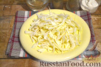 Фото приготовления рецепта: Мясной салат с капустой, свёклой, морковью - шаг №2