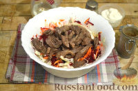 Фото приготовления рецепта: Мясной салат с капустой, свёклой, морковью - шаг №8