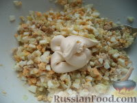 Фото приготовления рецепта: Салат яичный с печенью трески - шаг №9