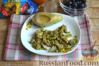 Фото приготовления рецепта: Салат с курицей, авокадо и киви - шаг №2