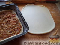 Фото приготовления рецепта: Слоеный пирог с капустой - шаг №6