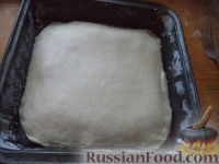 Фото приготовления рецепта: Слоеный пирог с капустой - шаг №7