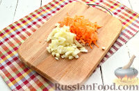 Фото приготовления рецепта: Салат с яйцом и сухариками - шаг №2