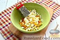 Фото приготовления рецепта: Салат с яйцом и сухариками - шаг №6