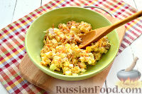 Фото приготовления рецепта: Салат с яйцом и сухариками - шаг №9