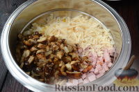 Фото приготовления рецепта: Салат "Изумрудный" с ветчиной, грибами и сыром - шаг №6