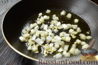 Фото приготовления рецепта: Стручковая фасоль с грибами, в томатном соусе - шаг №2