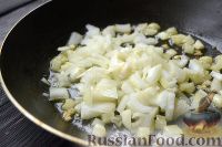 Фото приготовления рецепта: Стручковая фасоль с грибами, в томатном соусе - шаг №3