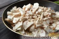 Фото приготовления рецепта: Стручковая фасоль с грибами, в томатном соусе - шаг №4