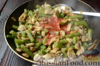 Фото приготовления рецепта: Стручковая фасоль с грибами, в томатном соусе - шаг №7