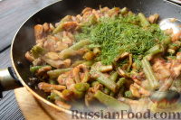 Фото приготовления рецепта: Стручковая фасоль с грибами, в томатном соусе - шаг №8