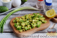 Фото приготовления рецепта: Салат из яиц, огурцов и авокадо - шаг №2