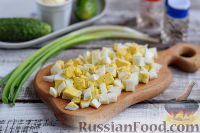 Фото приготовления рецепта: Салат из яиц, огурцов и авокадо - шаг №3