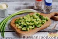 Фото приготовления рецепта: Салат из яиц, огурцов и авокадо - шаг №4