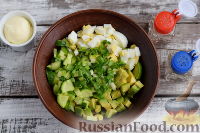 Фото приготовления рецепта: Салат из яиц, огурцов и авокадо - шаг №5