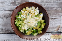 Фото приготовления рецепта: Салат из яиц, огурцов и авокадо - шаг №6