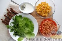 Фото приготовления рецепта: Салат с фасолью, кукурузой и сухариками - шаг №1