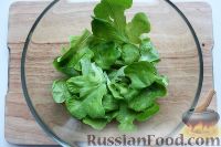 Фото приготовления рецепта: Салат с фасолью, кукурузой и сухариками - шаг №2
