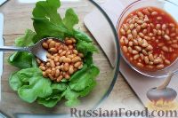 Фото приготовления рецепта: Салат с фасолью, кукурузой и сухариками - шаг №3