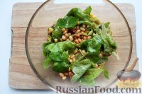 Фото приготовления рецепта: Салат с фасолью, кукурузой и сухариками - шаг №4