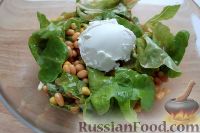 Фото приготовления рецепта: Салат с фасолью, кукурузой и сухариками - шаг №5