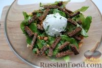 Фото приготовления рецепта: Салат с фасолью, кукурузой и сухариками - шаг №6