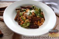 Фото приготовления рецепта: Салат с фасолью, кукурузой и сухариками - шаг №7