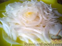Фото приготовления рецепта: Салат из редьки с сухариками - шаг №2