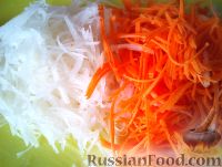 Фото приготовления рецепта: Салат из редьки с сухариками - шаг №3