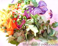 Фото приготовления рецепта: Салат из редьки с сухариками - шаг №4