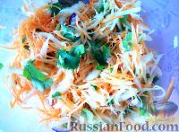 Фото приготовления рецепта: Салат из редьки с сухариками - шаг №5