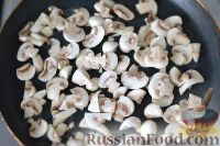 Фото приготовления рецепта: Салат «Улёт» с печенью индейки и грибами - шаг №3