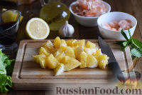 Фото приготовления рецепта: Салат с креветками, апельсинами и орехами - шаг №3